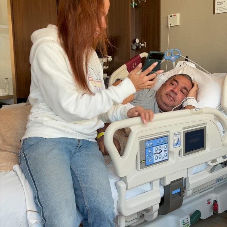 Anitta con su papá en el hospital