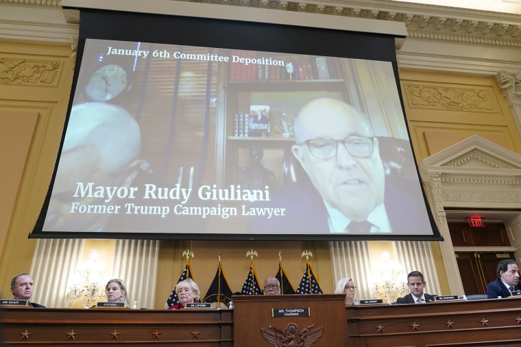 Una declaración en video del abogado de campaña de Trump y exalcalde de Nueva York, Rudolph Giuliani, se proyecta ante la Comisión de Investigación de la Cámara de Representantes de Estados Unidos sobre el asalto del Capitolio el 6 de enero de 2021, en el Capitolio, Washington, el lunes 13 de junio de 2022.