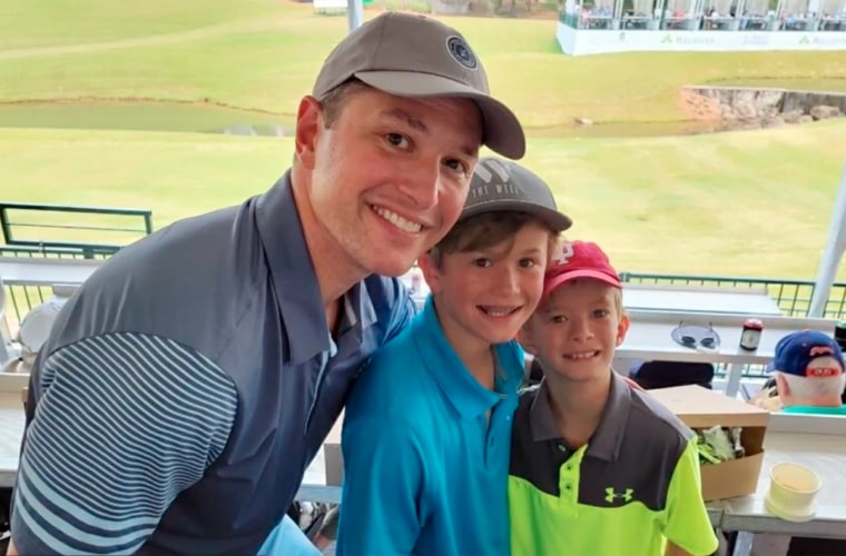 Brad Hassig con sus hijos, Christian y Bridon.