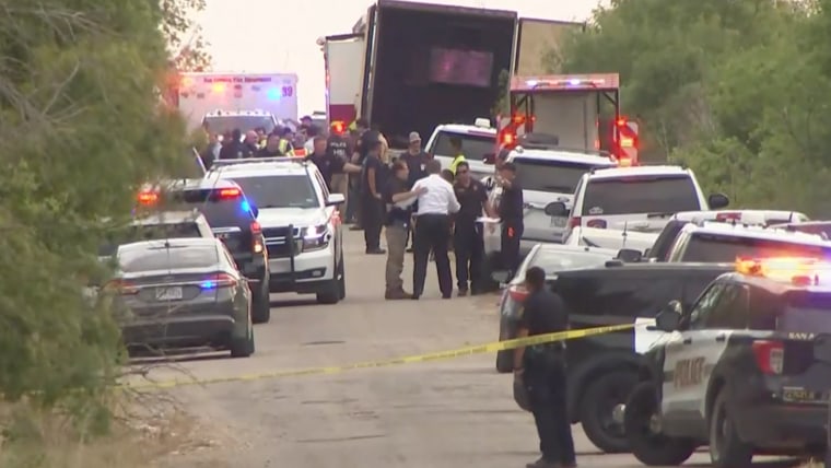 La policía, los bomberos, ambulancias y la Patrulla Fronteriza respondió en la escena del hallazgo de los fallecidos en el camión en San Antonio, Texas, 27 de junio de 2022.