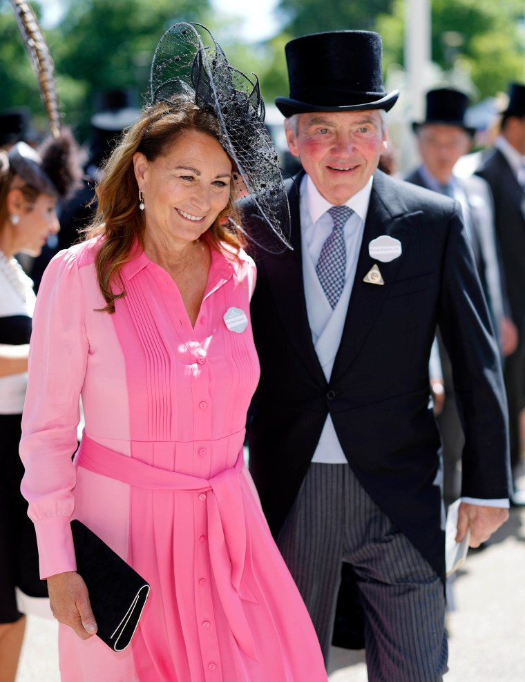 Carole Middleton Porte La Robe Rose De Kate Middleton Pour Royal Ascot Les Actualites 