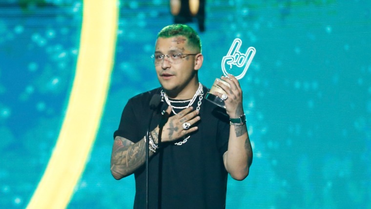 Christian Nodal recibiendo un galardón en los Premios Tu Música Urbano 2022