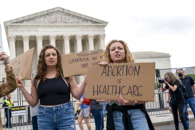 Manifestantes por el derecho al aborto se manifiestan, el sábado 14 de mayo de 2022, frente a la Corte Suprema en Washington D.C. , durante las protestas en todo el país.