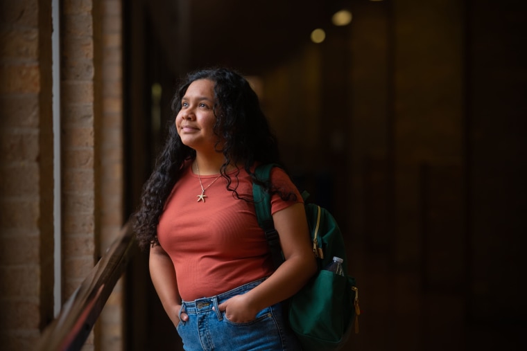 Andrea Hernández, una estudiante de primer año especializada en matemáticas en la Universidad de Texas en Austin, se esfuerza por reencontrarse como estudiante tras estudiar a distancia por la pandemia.