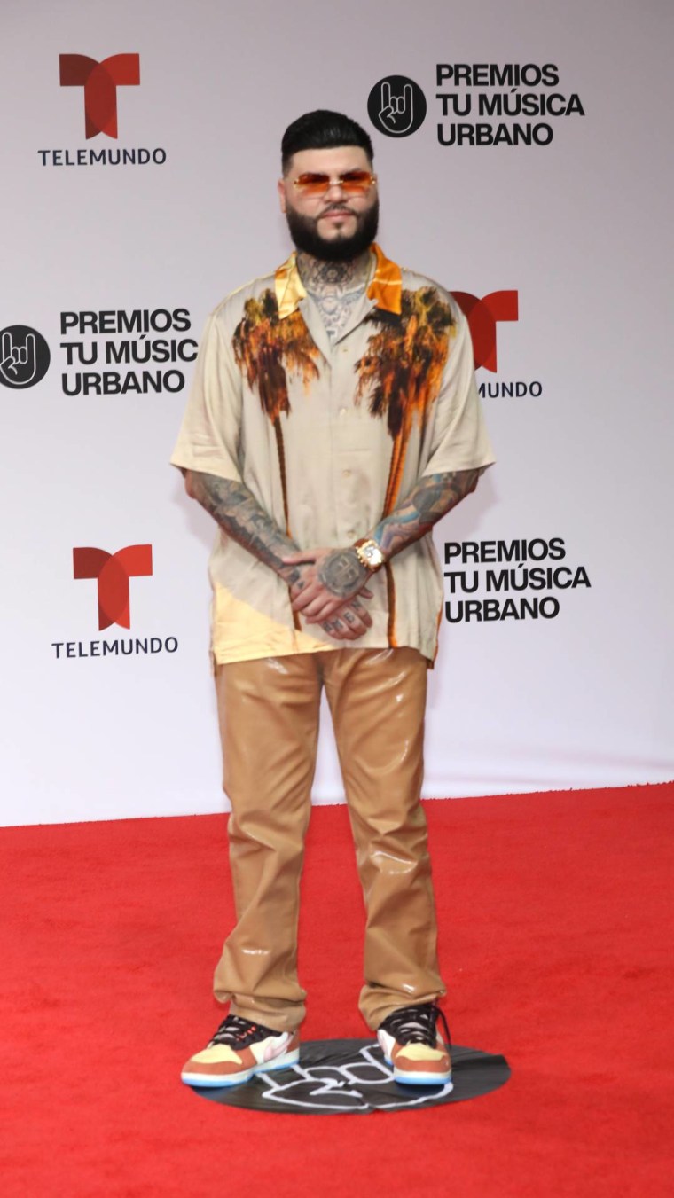 Farruko en la alfombra roja de Premios Tu Música Urbano 2022.