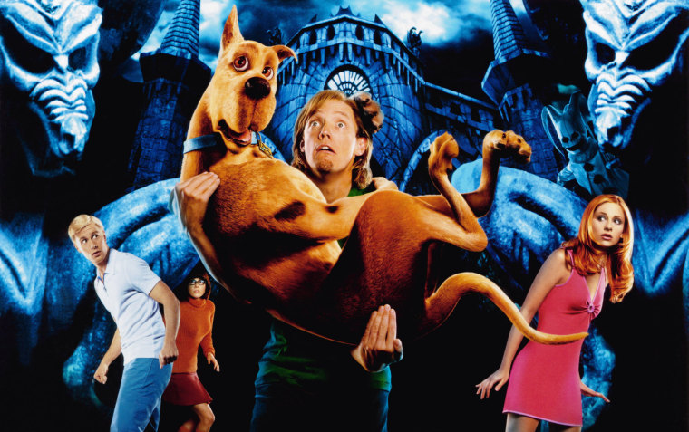 SCOOBY-DOO, Freddie Prinze Jr. (white short), Linda Cardelini (turtleneck), Scooby-doo (dog), Matthe