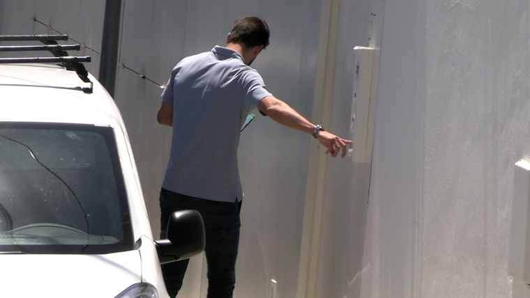 Gerard Piqué afuera de su casa en Barcelona