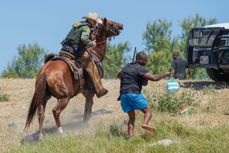 Un agente de la patrulla fronteriza de EE.UU. utiliza las riendas de su caballo para evitar que un inmigrante avance a suelo estadounidense, en la orilla del río Grande, cerca de Del Rio, Texas, el 19 de septiembre del 2021. Imágenes como estas causaron indignación mundial.