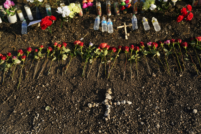 El espacio creado en honor de las víctimas incluye flores, botellas de agua y velas.