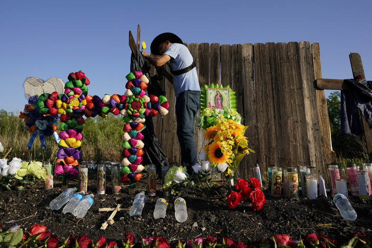 Roberto Marquez deja algunas flores en el espacio en memoria de los migrantes.