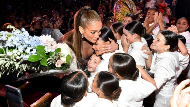Jennifer Lopez abrazando a las bailarinas de 'Halftime', en el Tribeca Festival