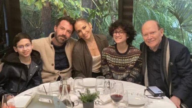 Jennifer Lopez disfrutó de una comida junto a sus hijos, su prometido Ben Affleck y su padre, David Lopez.