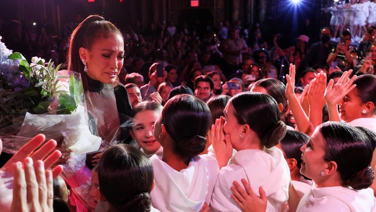 Jennifer Lopez llorando y celebrando con la bailarinas de 'Halftime', durante el estreno de su documental en el Tribeca Festival.