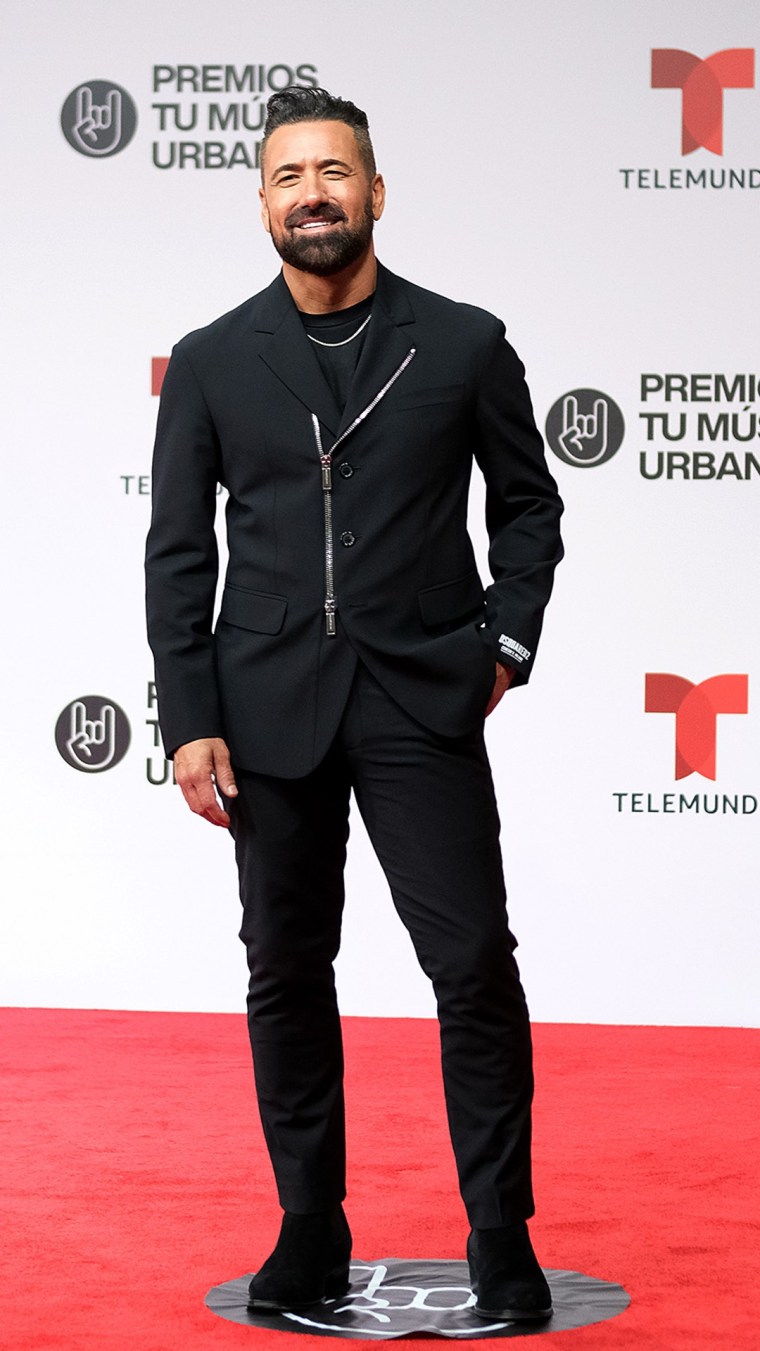 Jorge Bernal on the red carpet of the Premios Tu Música Urbano 2022