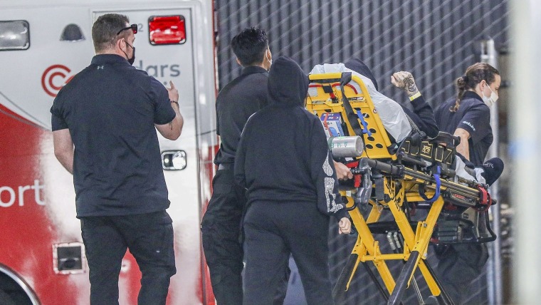 Travis Barker es ingresado a hospital de Los Ángeles, al que arribó en ambulancia; Kourtney Kardashian, su esposa, lo acompaña, 28 de junio de 2022.