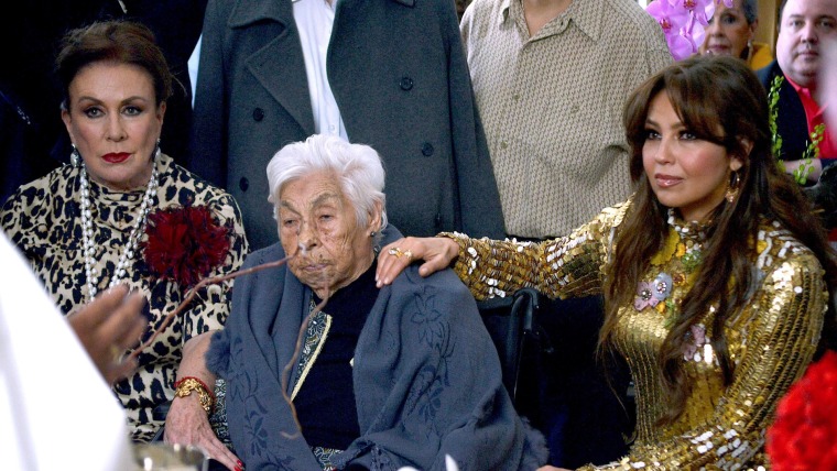 Laura Zapata y Thalia junto a su abuelita Eva Mange