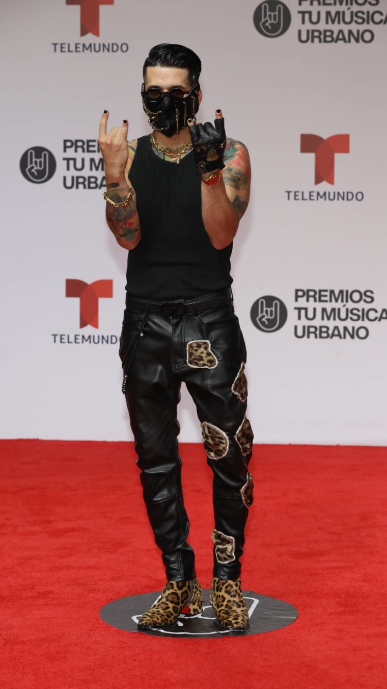 Lenny Tavárez en la alfombra roja de Premios Tu Música Urbano 2022.