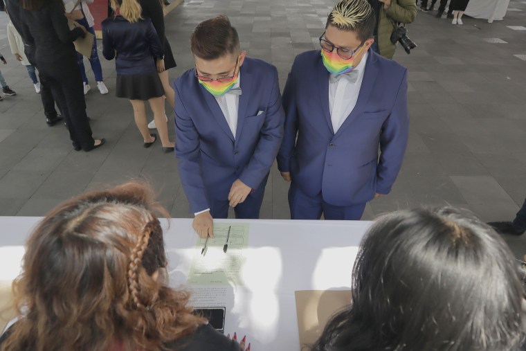 Collective Egalitarian Weddings Will Be Held In Mexico City On The Occasion Of International LGBT Pride Day.