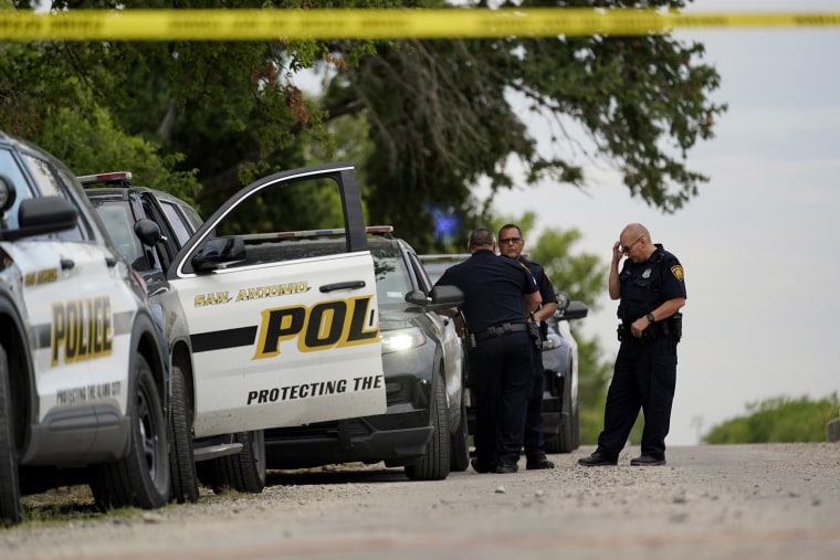 La policía de San Antonio protege el área donde fue encontrado el camión.