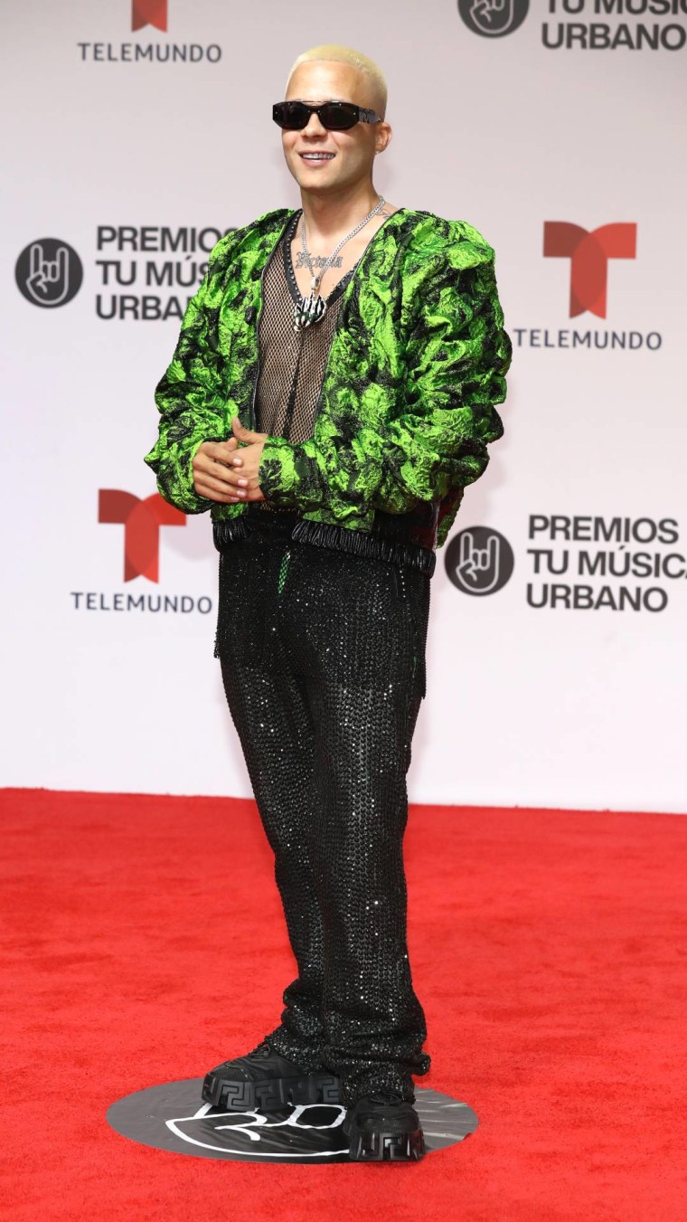 Nio García en la alfombra roja de Premios Tu Música Urbano 2022.