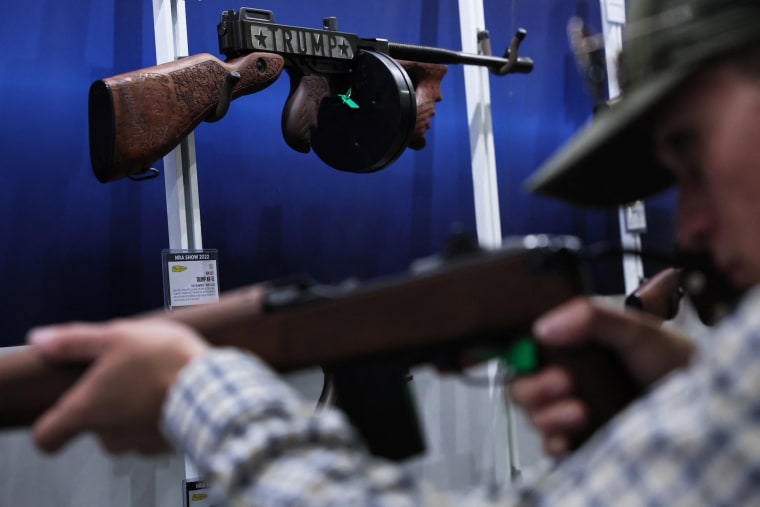 Una persona prueba un arma durante la convención de la Asociación Nacional de Rifle (NRA) en Houston, Texas, el 29 de mayo del 2022, días después de la matanza en una escuela de Uvalde.