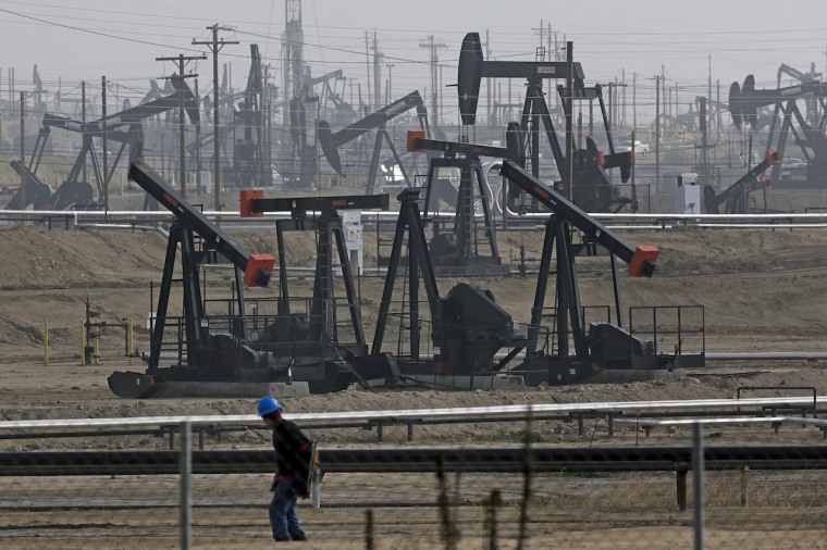 Un campo de extracción petrolera en Bakersfield, California. Datos federales indican que el costo del crudo doméstico en Estados Unidos es mayor que el importado.