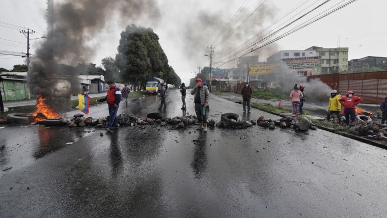 Manifestantes realizan bloqueos y paros a las afueras de Quito el 20 de junio de 2022