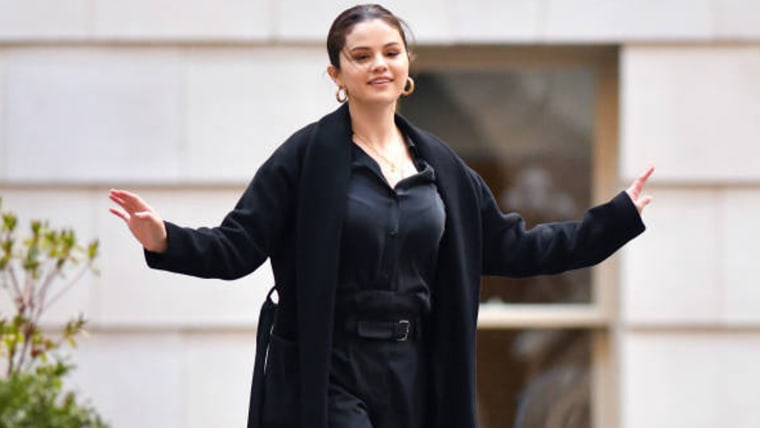 Selena Gomez camina en las calles de Nueva York durante las grabaciones de la serie ‘Only Murders in the Building’