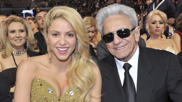 Shakira y su papá, William Mebarak, en los premios Latin Grammy de 2012.