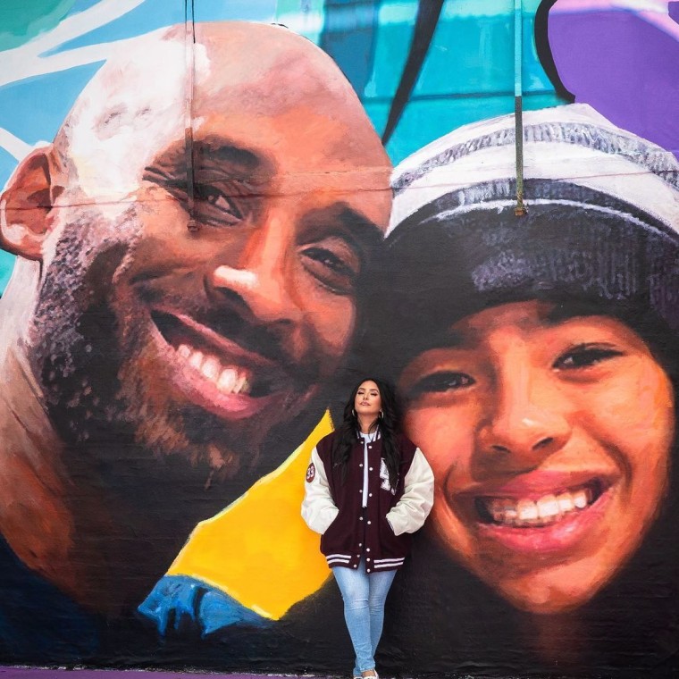 Vanessa Bryant posa junto al mural de Kobe y Gianna