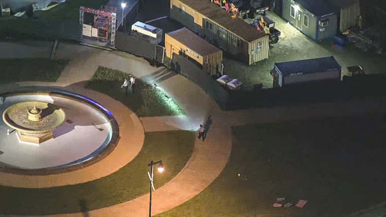 قالت الشرطة إن إطلاق النار اندلع في حوالي الساعة 9:47 مساءً بالقرب من متحف فيلادلفيا للفنون في اليوم الأخير من مهرجان واوا ويلكم أمريكا حيث شاهدت حشود من الناس عرضًا للألعاب النارية عقب حفل موسيقي بقيادة جيسون ديرولو على الطريق السريع.