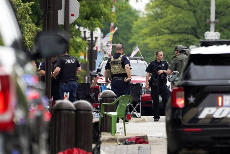 Police search for gunman in Chicago-area mall shootout