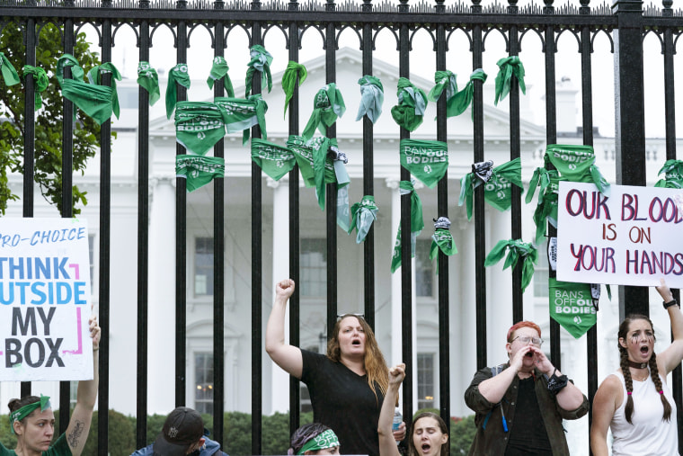 Ativistas do direito ao aborto protestaram em frente à Casa Branca