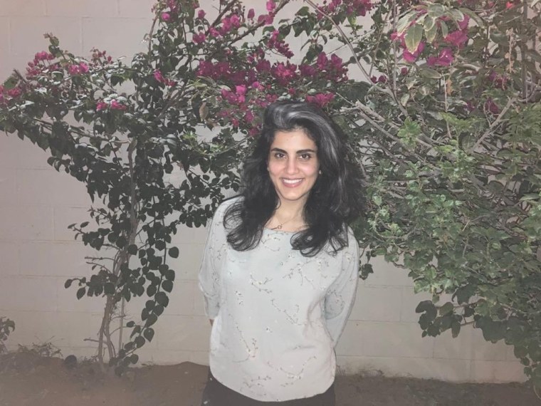 Loujain Al-Hathloul, ativista dos direitos das mulheres que ainda está proibida de viajar após ser presa, apareceu na foto após sua libertação em fevereiro de 2021. 