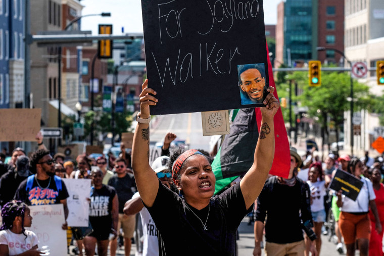 Görüntü: Göstericiler, 3 Temmuz 2022'de Akron, Ohio'da polis tarafından vurulan Jayland Walker'ın öldürülmesini protesto etmek için Akron Belediye Binası önünde toplanıyor.