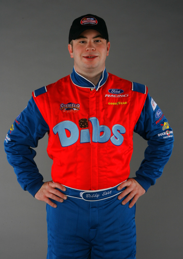 Bobby East, 2006 yılında Daytona International Speedway'de NASCAR Craftsman Truck Series medya günü sırasında bir fotoğraf için poz veriyor.