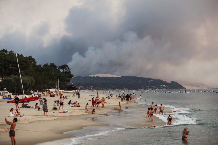 Image: TOPSHOT-FRANCE-WILDFIRES-TOURISME-HEAT