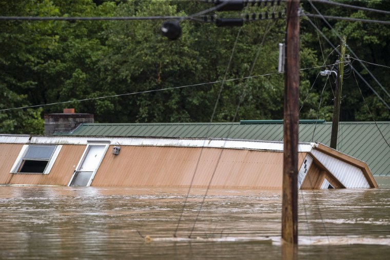 Bild: Häuser, die am 28. Juli 2022 von Lost Creek, Kentucky, überflutet wurden.