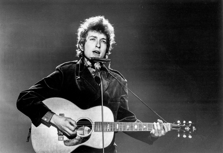 Image: American folk-rock singer Bob Dylan performing on June 1, 1965 in London.