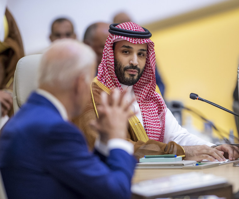 الصورة: ولي العهد السعودي الأمير محمد بن سلمان ينظر إلى الرئيس الأمريكي جو بايدن في قمة جدة للأمن والتنمية في جدة ، المملكة العربية السعودية ، 16 يوليو ، 2022.