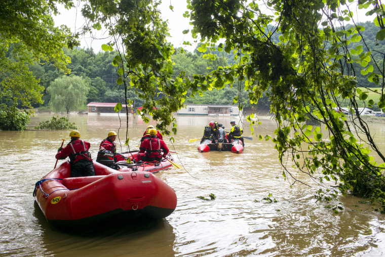 Le rapide squadre di soccorso in acqua dei vigili del fuoco di Lexington viaggiano su Troublesome Creek