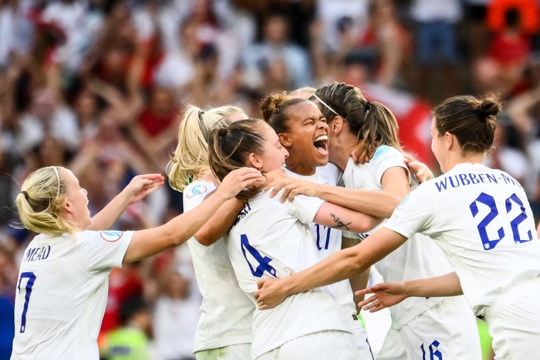England's players celebrate after winning at the end of the UEFA Women's Euro 2022 final football match against Germany at Wembley stadium in London on July 31, 2022.