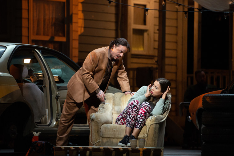 Artur Rucinski y Nadine Sierra en una escena de "Lucia di Lammermoor" en el montaje de The Metropolitan Opera, en Nueva York, en mayo de 2022.