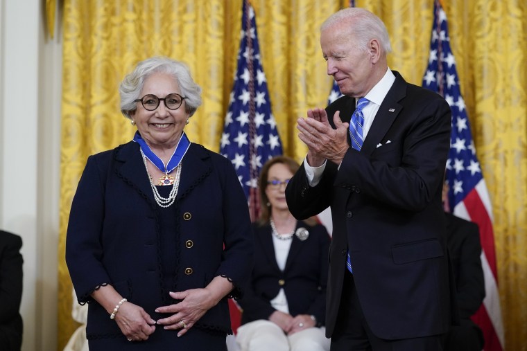 Julieta García recibe el máximo honor civil en el país en la Casa Blanca.
