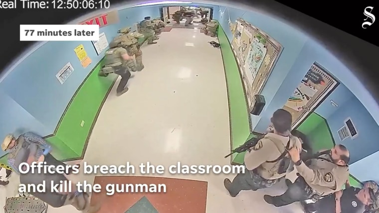 Los agentes entran al salón de clases y matan al asesino en la escuela primaria de Uvalde, el 24 de mayo de 2022.