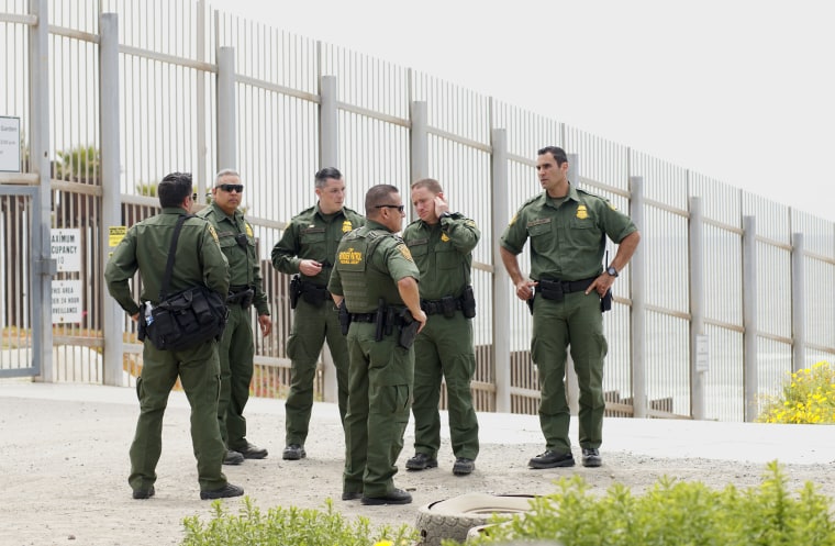 Agentes de ICE en un sector de la frontera en San Ysidro, California, el 7 de mayo de 2018.