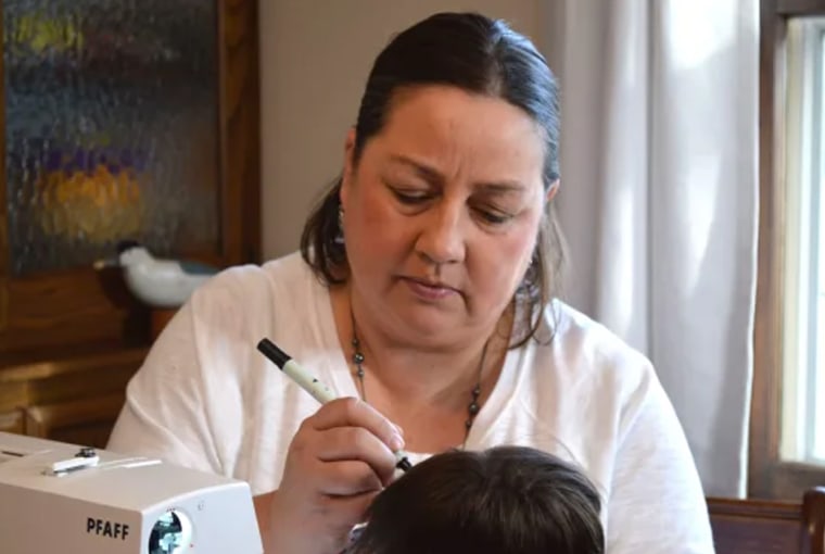 Amy Jandrisevits pasa unas siete horas en cada 'A Doll Like Me'. Mientras estudia las imágenes de los niños que inspiran los muñecos, siente que llega a conocer a los niños.