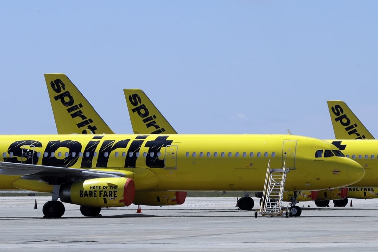 Aviones de Spirit Airlines en la pista del Aeropuerto Internacional de Orlando en Orlando, Florida, 20 de mayo de 2020.