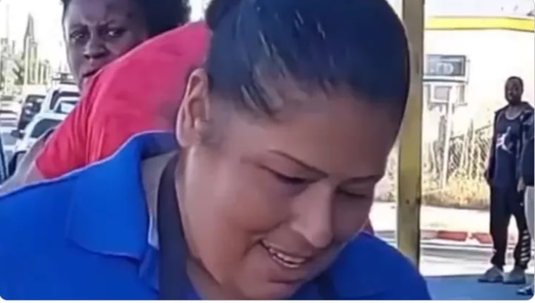 Bertha Zúñiga, empleada de South Taco's Stand en Los Ángeles, California, es agredida por una clienta.