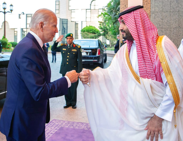 El presidente Joe Biden saluda al príncipe heredero saudí Mohammed bin Salman, a su llegada a Jeddah el 15 de julio 2022.